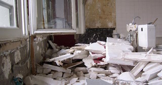 Демонтаж хрущевки в Артеме - удаление старых полов и стен по выгодной цене от 1761 рублей.